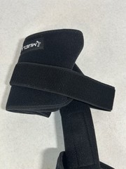 Mueller Pro Level MuellerHinge 2100 Protective Knee Brace One Size Fits Most