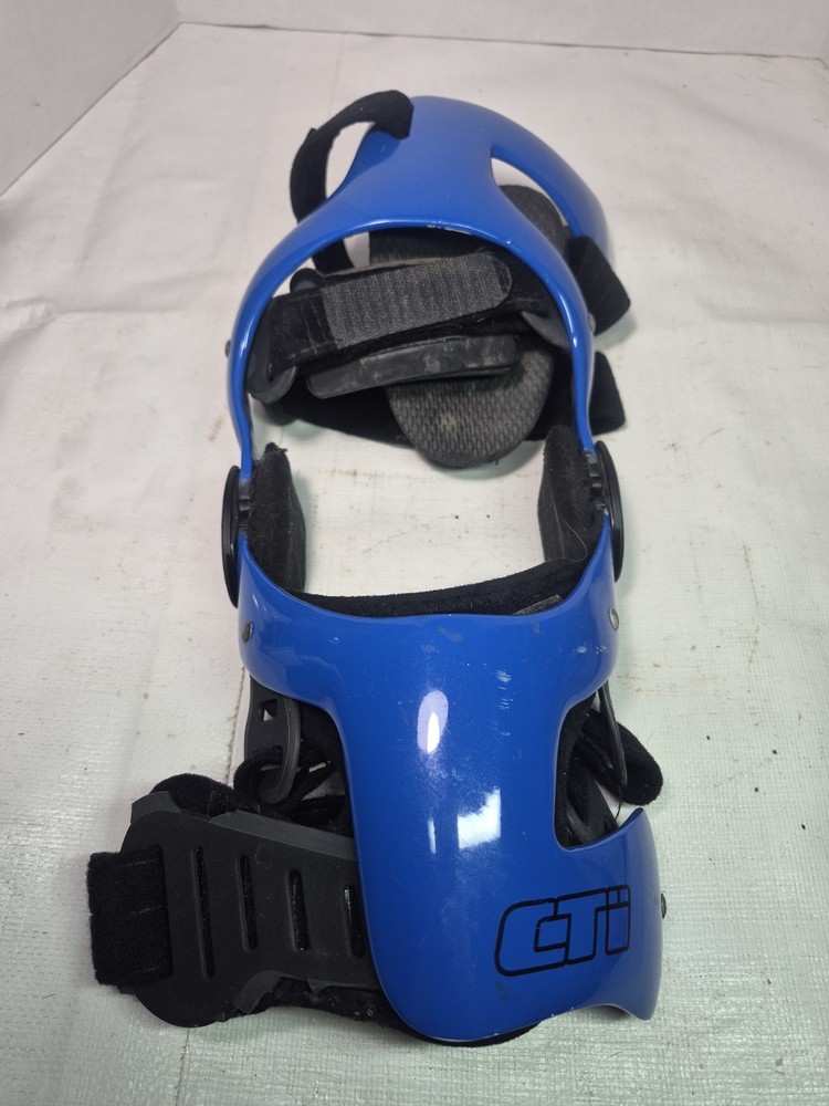 Ossur Blue Össur CTi Custom Knee brace Medium Rigid frame with black straps