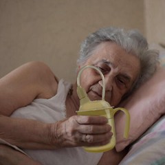 Adult Sippy Cups for Elderly Patient Healthcare Spill-Proof Feeding Beaker Cup