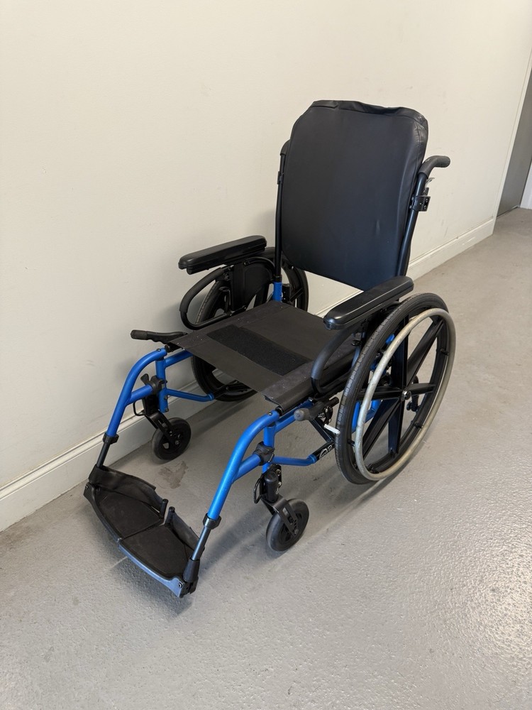 Quickie 2 Lite 18″ X 18″ Manual Wheelchair Used 18″x18″ Foldable