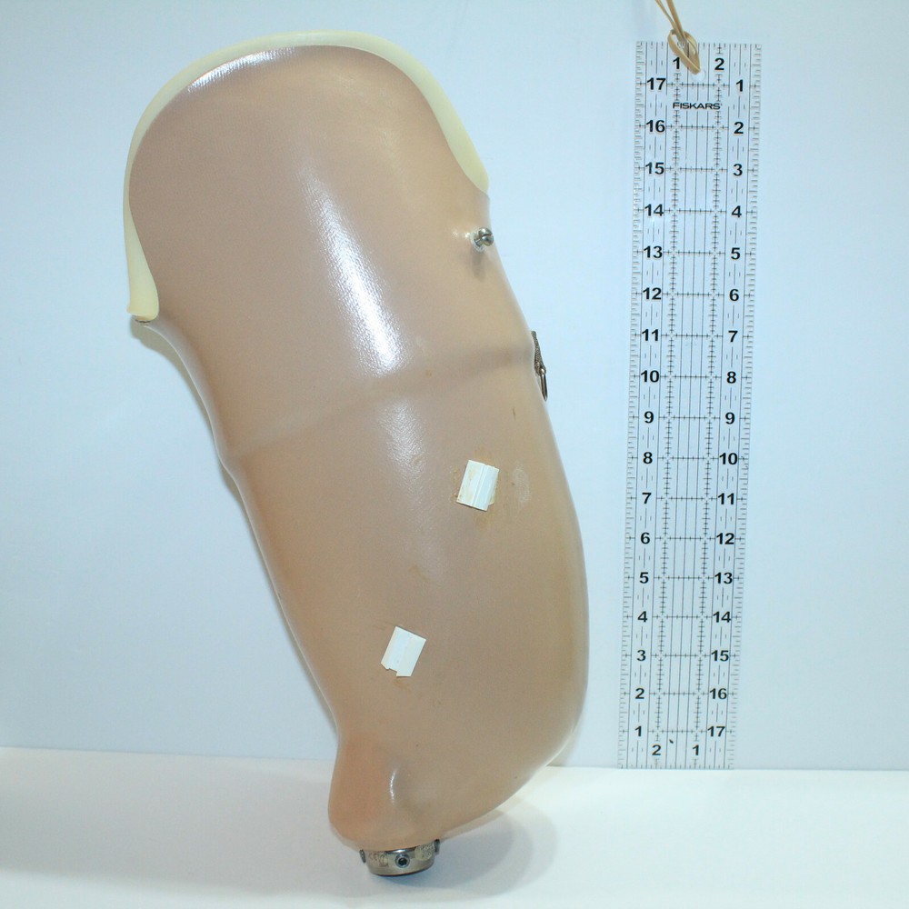 MINT ABOVE-KNEE CLEAN LARGE OFFSET PROSTHETIC SOCKET w OSSUR ADAPTER / BASE
