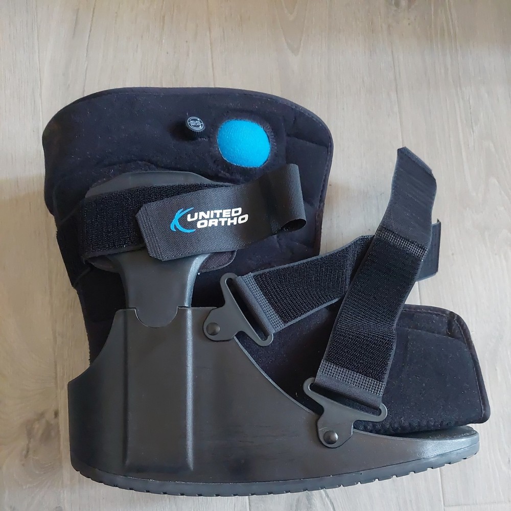 United Ortho Short Air Cam Walker Fracture Boot, Fits Left or Right, MED Black