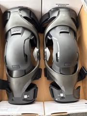 POD K4 V2.0 KNEE BRACE (PR) GRAPHITE/BLACK MD/LG K4020-459-XL/2X Open Box