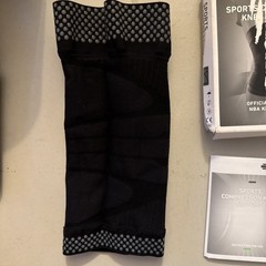 Bauerfeind Sports Compression Knee Support NBA – Lightweight Large, Black- USED