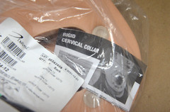 DeRoyal Rigid Cervical Collar/Open Trachea Med. 1044-12 (U-A)
