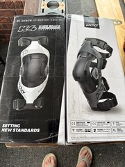 POD K4 V2.0 KNEE BRACE (PR) GRAPHITE/BLACK MD/LG K4020-459-XL/2X Open Box