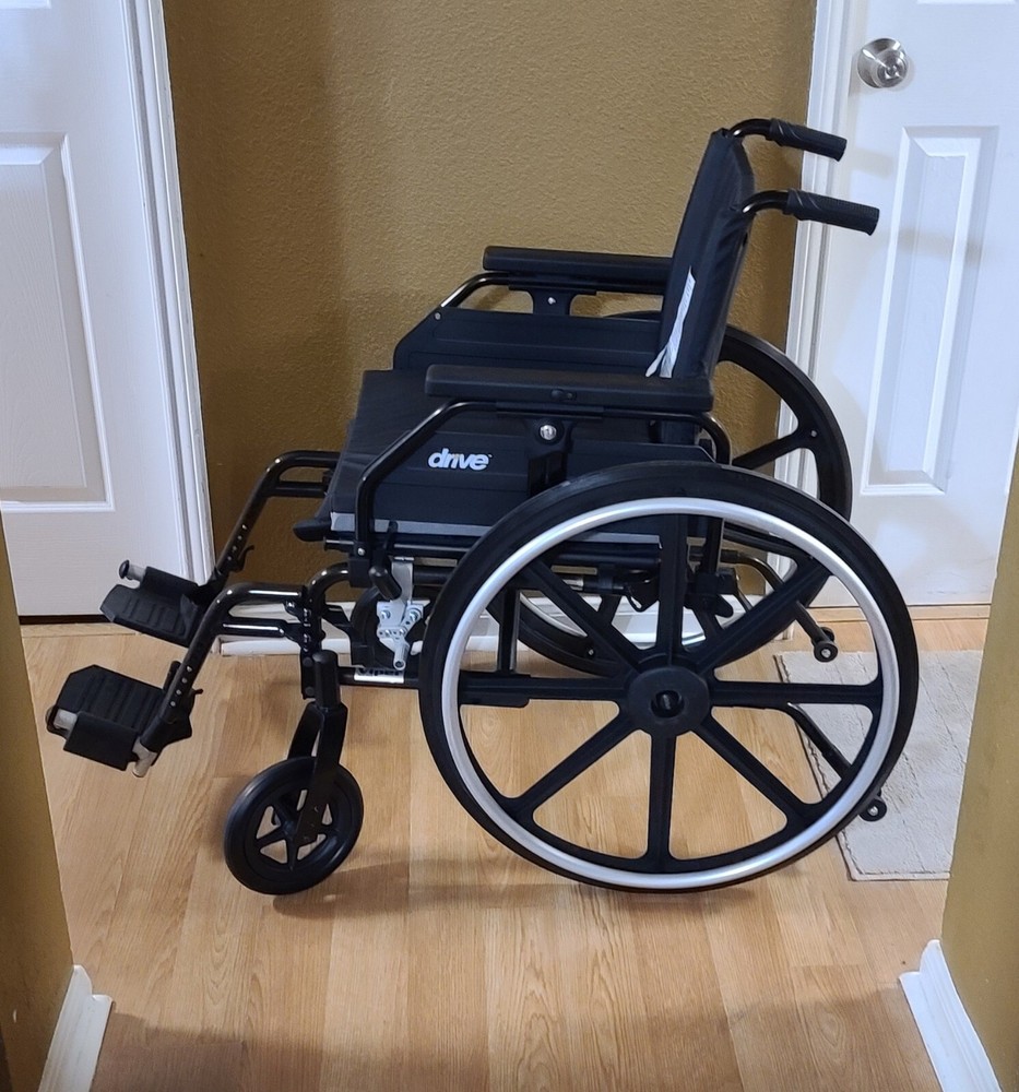 DRIVE Viper Plus GT Wheelchair W/ Universal Armrest, 18″ Seat, Elevating Legrest