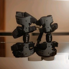 Pair Of ARYSE Metforce AY- 43 L&R Knee Braces/Brief Use/Exc Cond/Deep Discount!