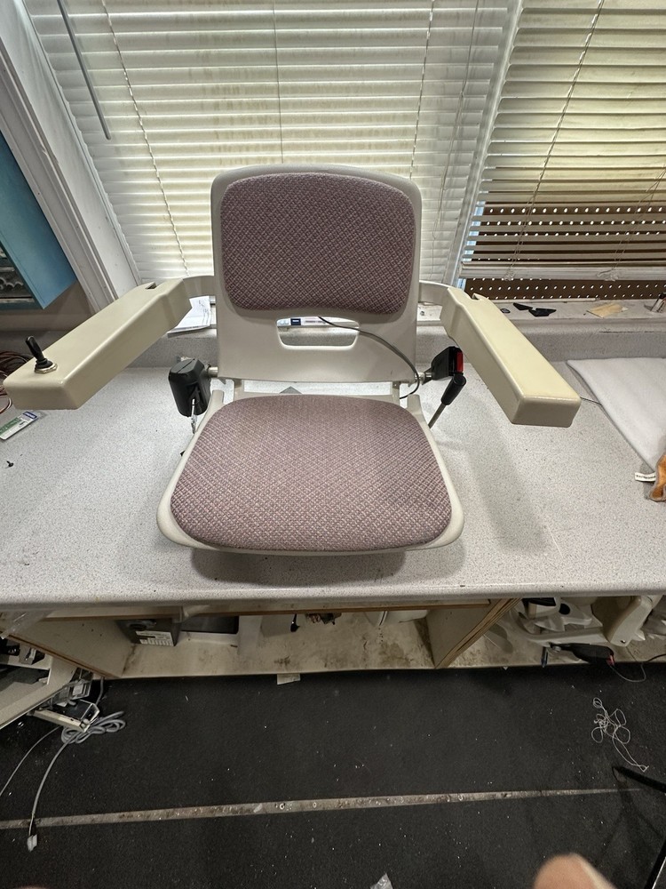 Acorn Stairlift seat, mid 2000’s,left hand swivel, quarter inch plug to chassis