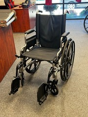 Medline Wheelchair – 18″ Seat Width x 18″ Seat Height – Excellent Condition
