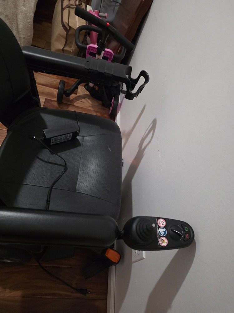 Pride Mobility Products Corp. Power Wheelchair. FUNCTIONAL. lightly used