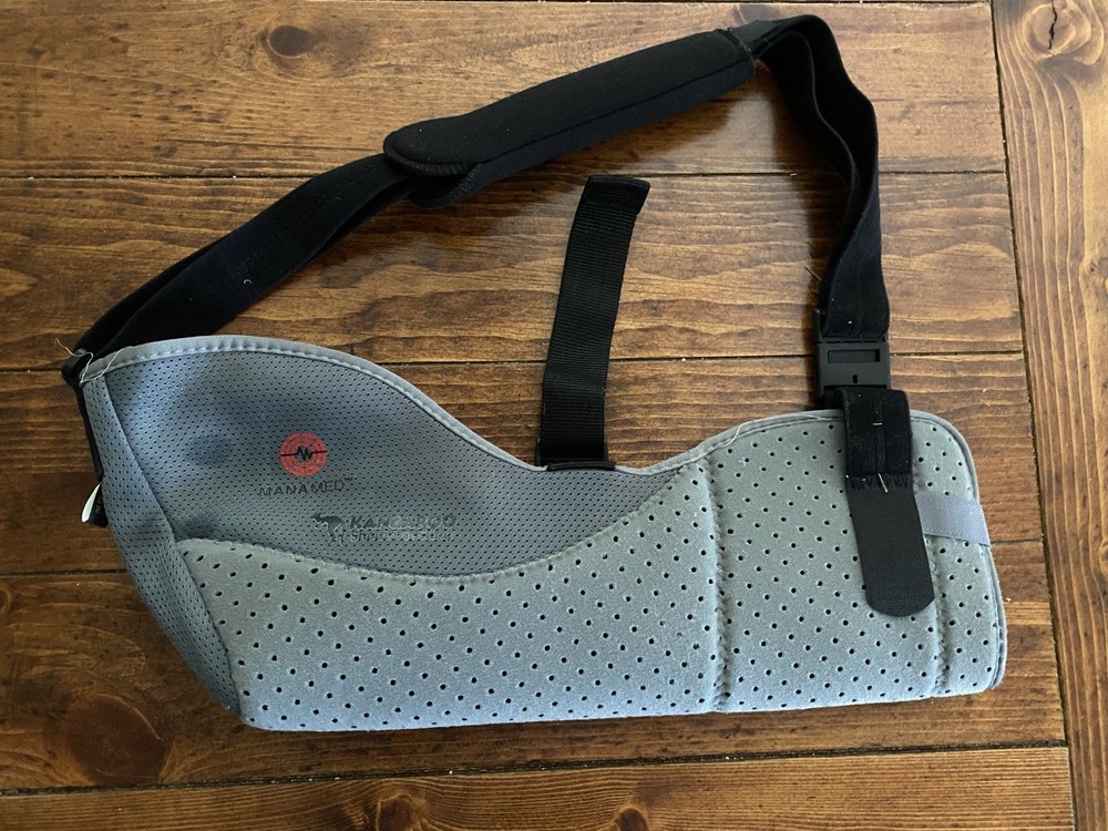 Manamed Kangaroo Shoulder Sling – Breathable Medical Support for Arm Injuries