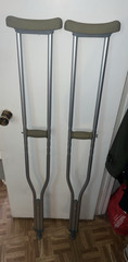 Universal Aluminum Lightweight Adult Standard Crutches 5′ 10″–6′ 6″ height
