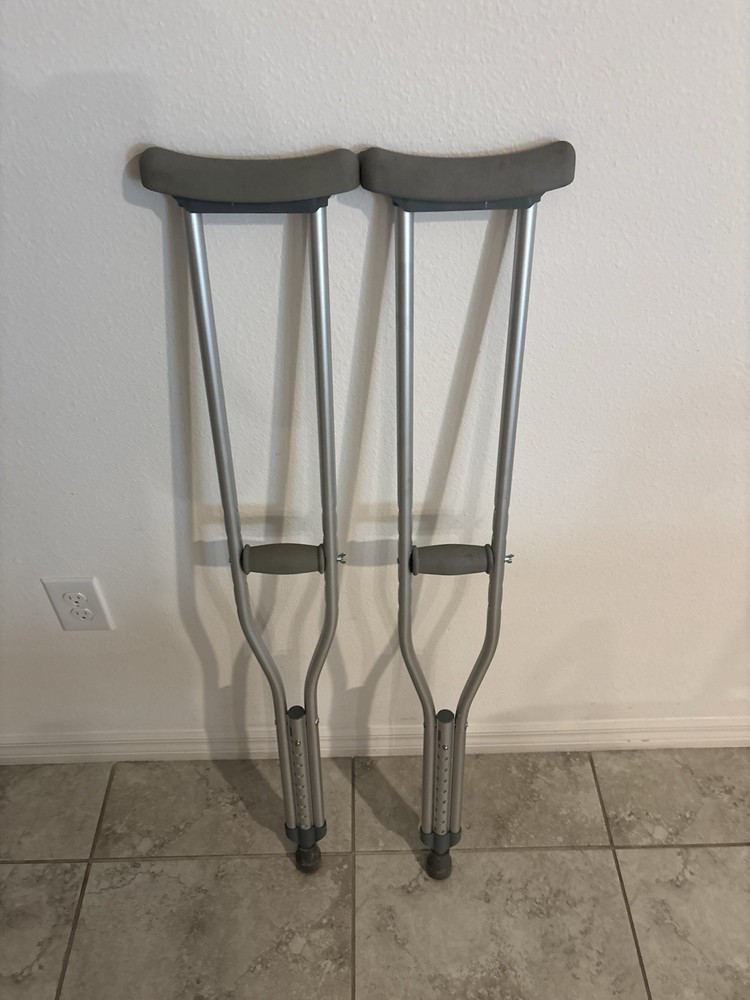Adjustable Aluminum Standard Crutches with Handgrip, Underarm Pad, Rubber Tip