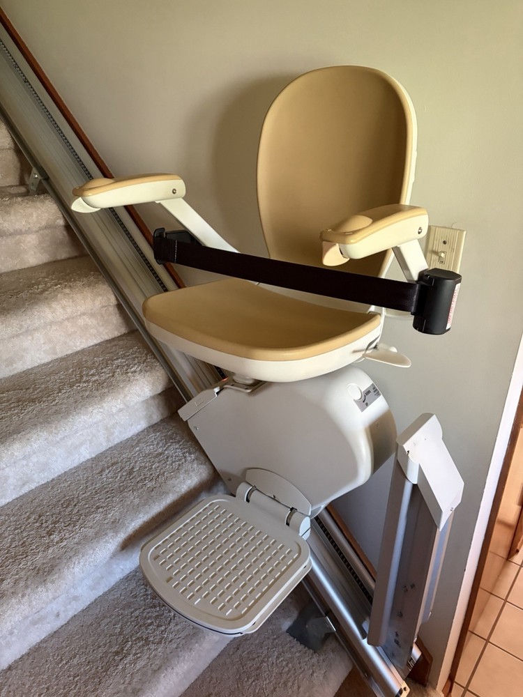 Acorn 130 Stairlift – Straight 13 Steps, W/Tracks, *LOCAL PICKUP*