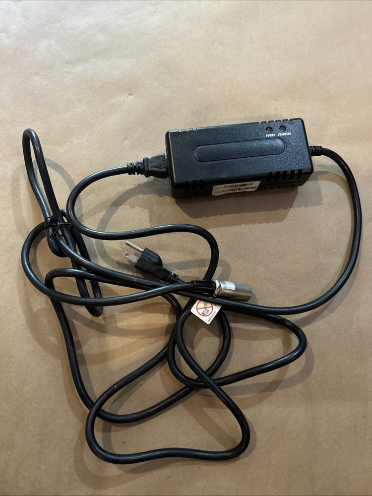 UNIVERSAL POWER 243C2000T-1 Chair wheelchair Battery Charger 3 PIN. VERY CLEAN