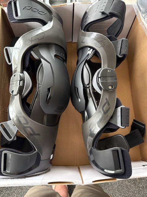 POD K4 V2.0 KNEE BRACE (PR) GRAPHITE/BLACK MD/LG K4020-459-XL/2X Open Box