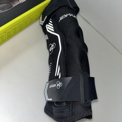 DonJoy Performance Bionic Drytex Knee Sleeve Size S (Left/Right) Color Black