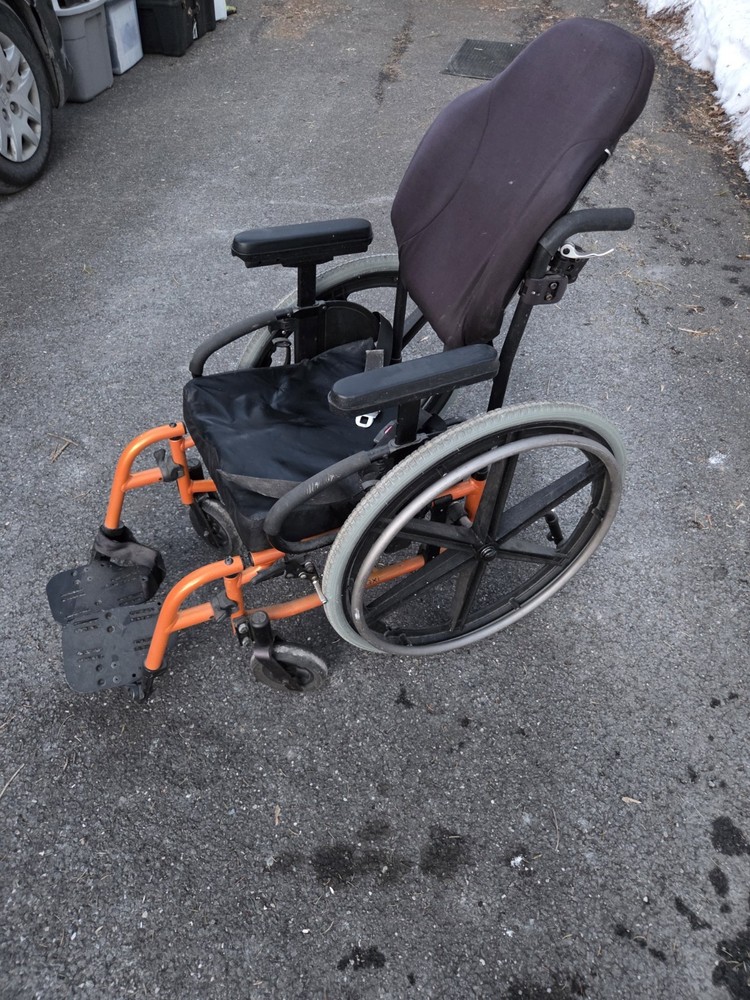 QUICKIE QXI folding WHEELCHAIR Excellent Condition Orange
