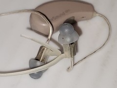 RESOUND GN 0297 Hearing Aid w/ Charging Case C-1.WORKS READ DESCRIPTION