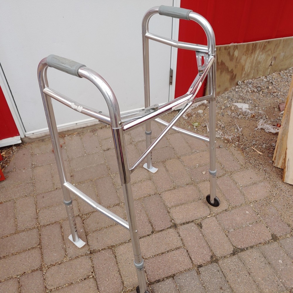 Lightweight Aluminum Walker Plastic Skids Folding and Ajustable Height
