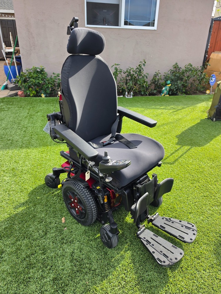 Quantum Q6 Stretto 3 Wheelchair Mint Condition 22″ Wide New Batteries