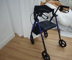 Walkers for Seniors, Rollator Walker with SeatSupports 330lb, 8″ Big Wheels-used
