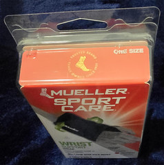 MUELLER SPORT CARE WRIST SUPPORT WRAP ONE SIZE FITS MOST WRISTS MODERATE SUPPORT