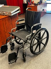 Medline Wheelchair – 18″ Seat Width x 18″ Seat Height – Excellent Condition