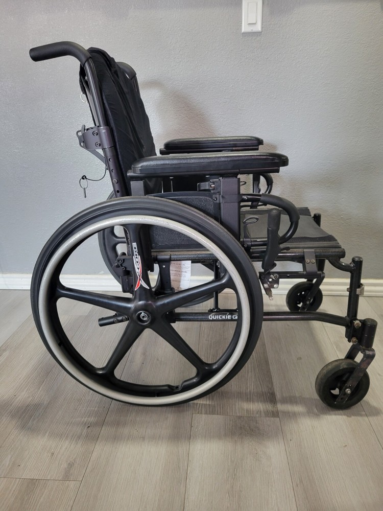 QUICKIE QXI folding WHEELCHAIR 18″ X 20″ Used Blue NO LEG REST 18″x20″