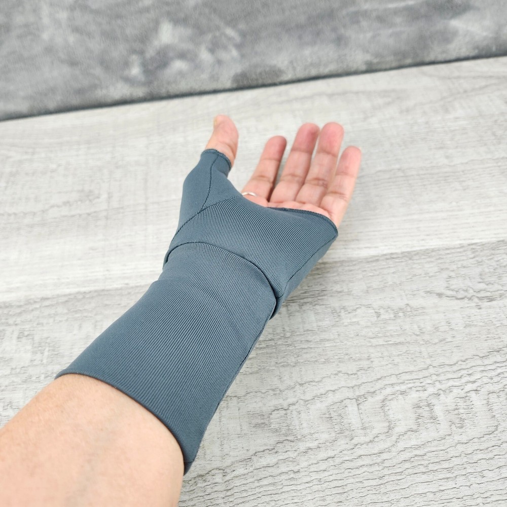Tommie Copper Unisex Size Small Set L/R Recovery Wrist Sleeve w/Palm Dove Grey