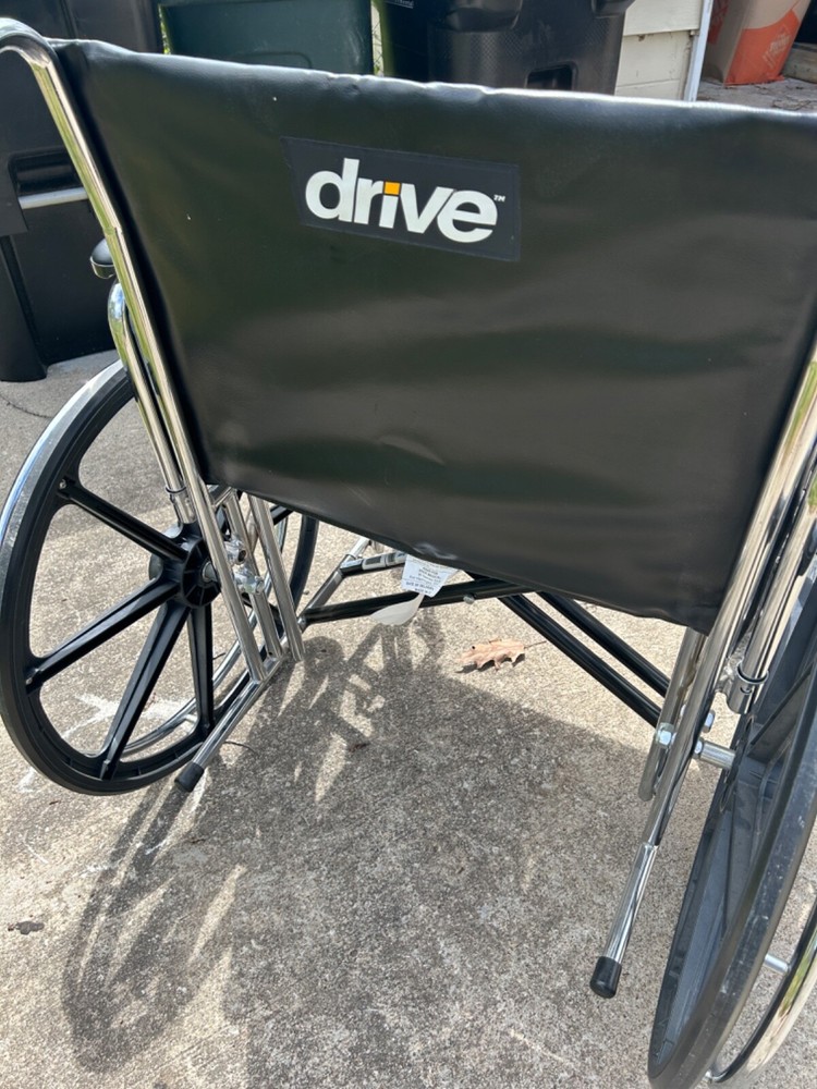 heavy duty wheelchair slightly used holds up to 500 pounds it is not motorized
