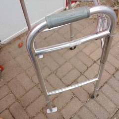 Lightweight Aluminum Walker Plastic Skids Folding and Ajustable Height