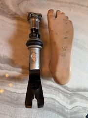 Ottobock Prosthetic Carbon Foot Blade Assembly w/Medex USA 2T20 Titanium Adapter