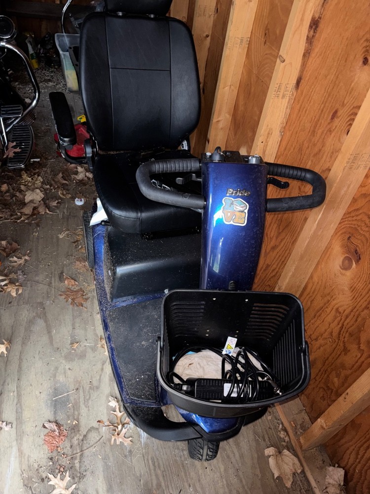 Pride Mobility Products Corp. SC610 Victory 10 3-Wheeled Scooter – Blue