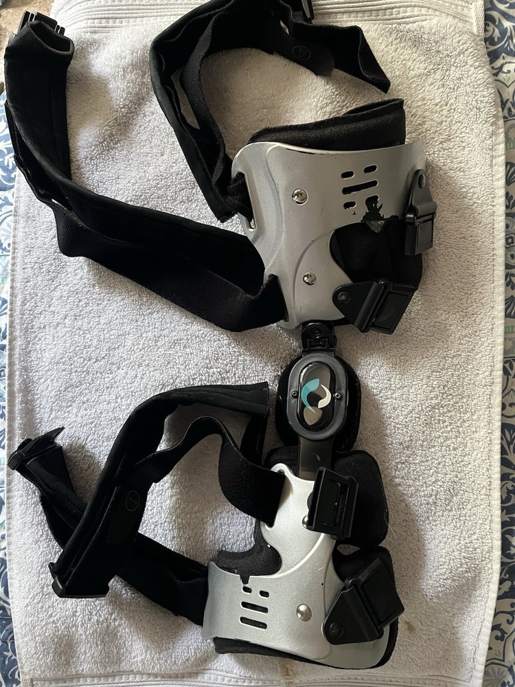 Adjustable Hinged Knee Brace Stabilizer Support w/ Straps One Size Black/Gray.