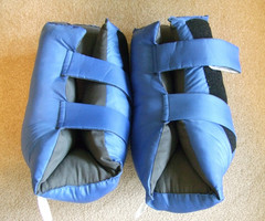 2 Medline Basic Heel Protectors Standard Size (1 Pair) Exc Cond Used only once
