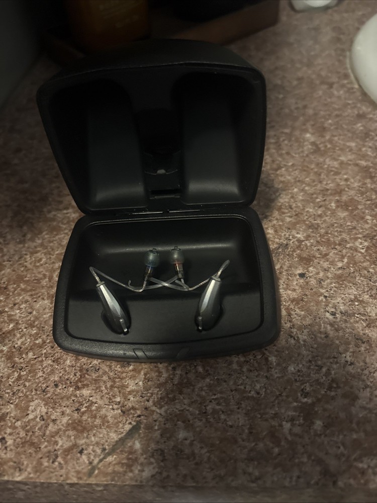 Starkey Livio 1000 RIC R in Canal Hearing Aids & Charging Case