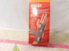Mueller Carpal Tunnel Wrist Stabilizer Adjustable Fits Left Or Right Hand S/M