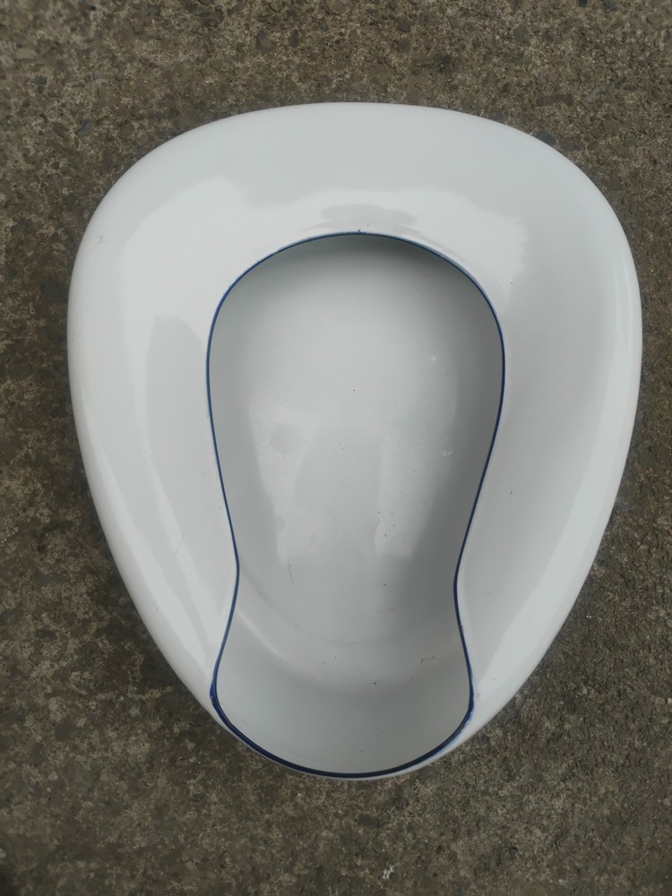 Vintage Enamelware White Bedpan. Queen Columbian Made. Excellent condition