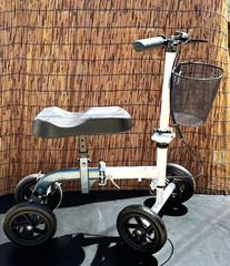 RINKMO Knee Scooter,All-Terrain Foldable KneeWalker basket adjustable 300lb load