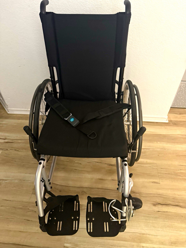 Quickie 2 Manual Wheelchair 4-Wheel Black/Silver w/ Seat Belt MPN MK-100403-FP