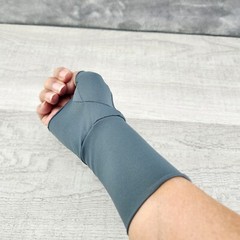 Tommie Copper Unisex Size Small Set L/R Recovery Wrist Sleeve w/Palm Dove Grey