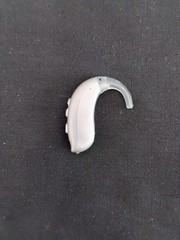 PROGRAMMABLE DIGITAL HEARING AID 3 programs, 4 levels noise control, 3 mics,