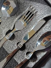 BunMo heavy weight 4 Piece Silverware set With Travel Wrap, New in box