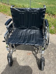 heavy duty wheelchair slightly used holds up to 500 pounds it is not motorized