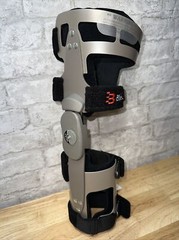 Bledsoe Thruster 3, Lateral, SIZE , XS , Right 4 Straps Black Knee Brace