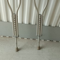 Adjustable Aluminum Adult Underarm Crutches Pair w/ Pads & Handgrips Silver/Gray