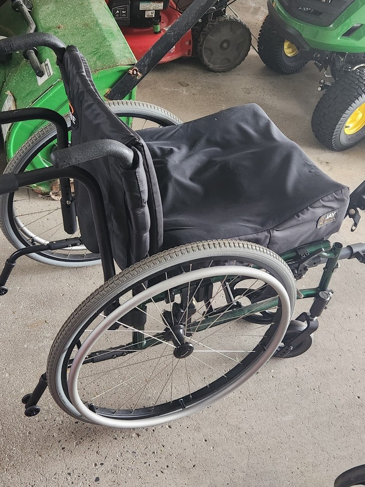 QUICKIE QX ULTRALIGHT WHEELCHAIR Size TL 18″ X 15″ Olive Greens W/ Leg Rest