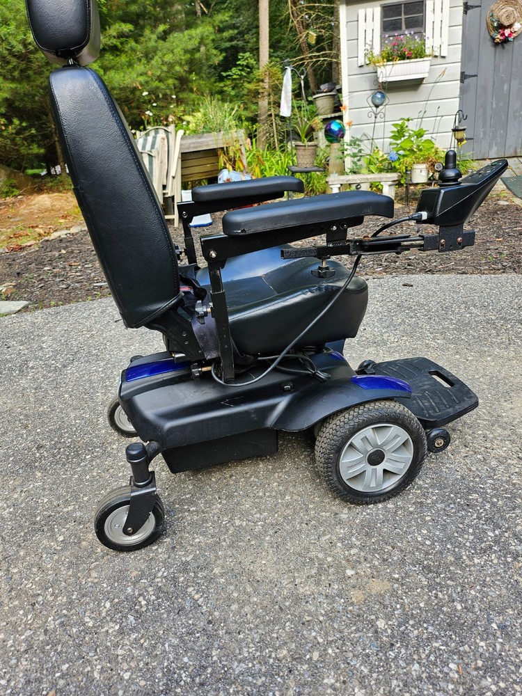 Medical Drive Titan 18CS Power Wheelchair Mobility With Battery Charger